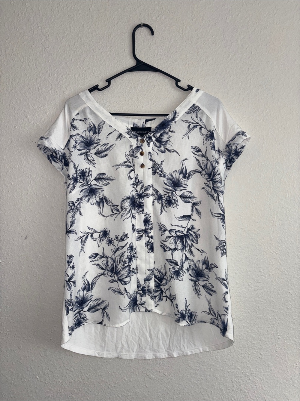 Fortune + Ivy White Floral Button-Up Blouse